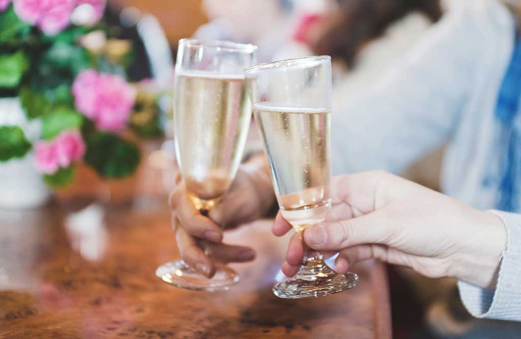 Kippis, kaksi kuohuvaa.