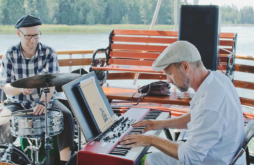 Musiker Thomas Törnroos och Kalle Katz uppträder ombord.